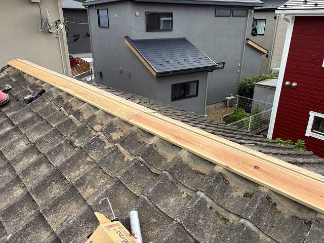 仙台市青葉区で棟板金カバー工事、劣化した棟下地を新設し防水紙まで丁寧に納めた施工